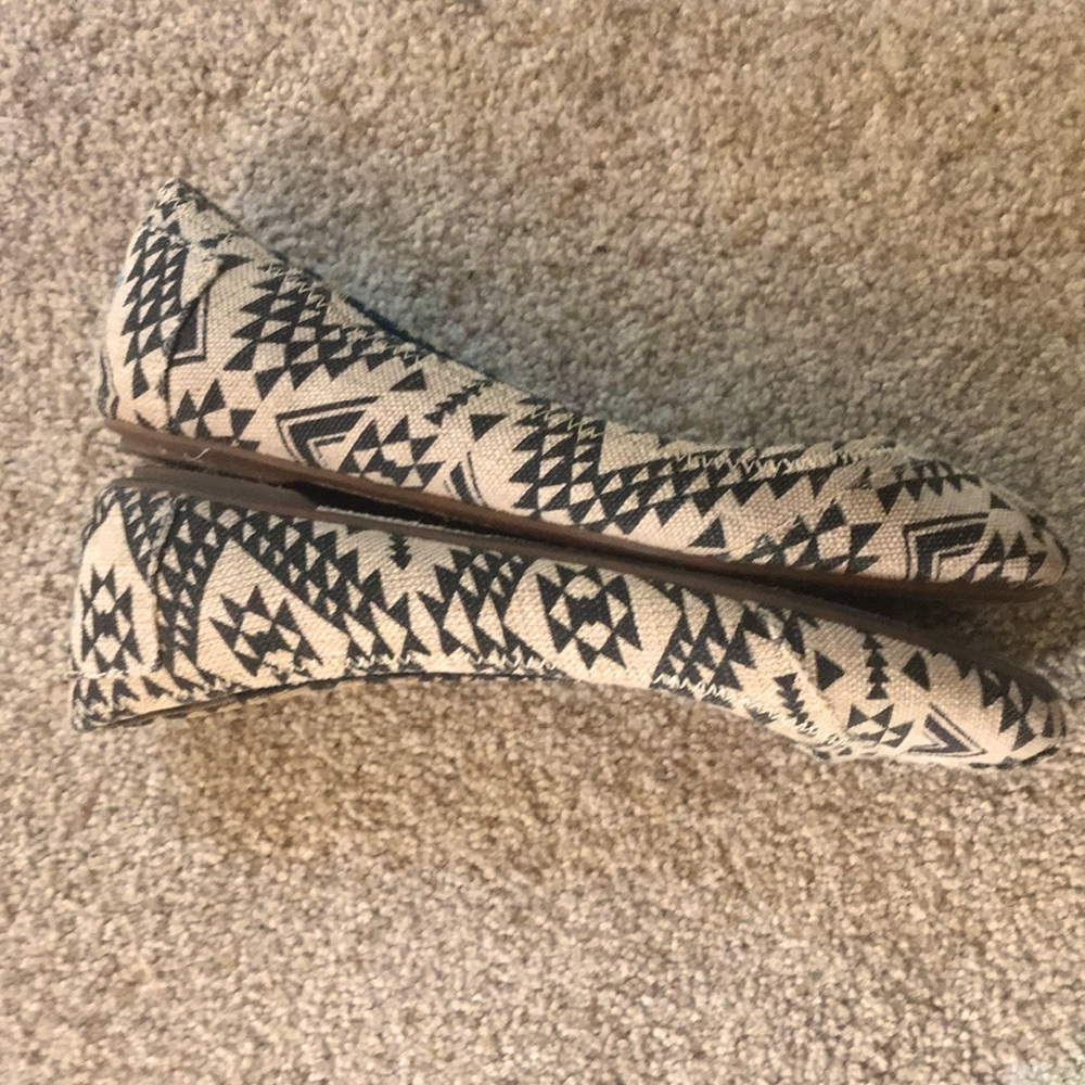 TOMS Tribal/Aztec Patterned Flats - Picture 5 of 9